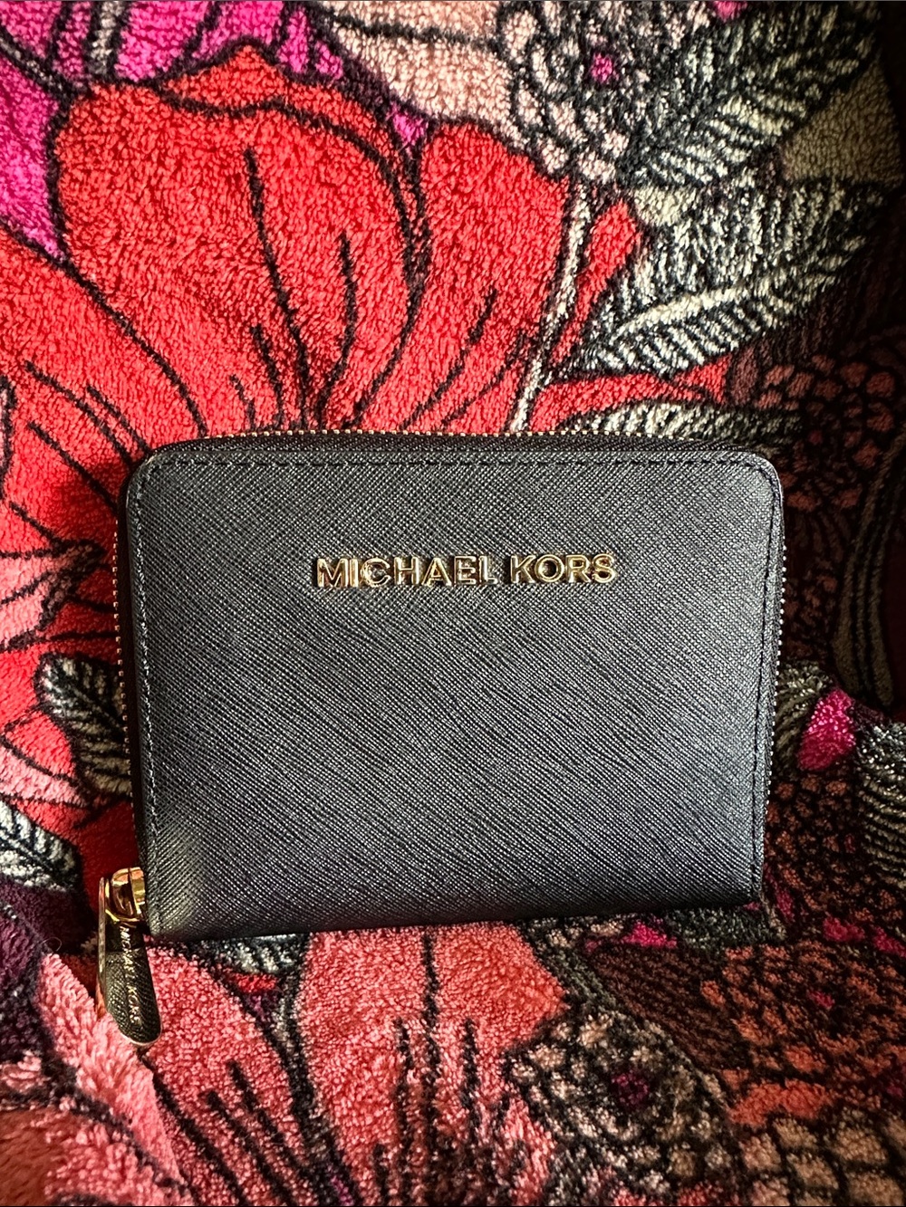 Michael Kors euc jet set travel black saffiano bi fold medium zip around wallet